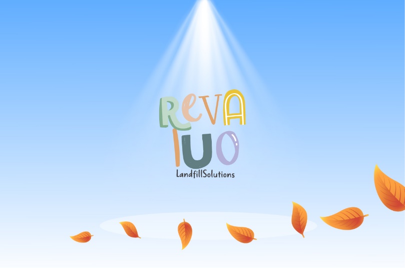 Títulos iniciales. Se ve en letras grandes los nombres de los protagonistas de la historia, Reva y Luo. Mas pequeño, abajo podemos ver el nombre de la compañía que realiza labores de reciclaje, LandfillSolutions.